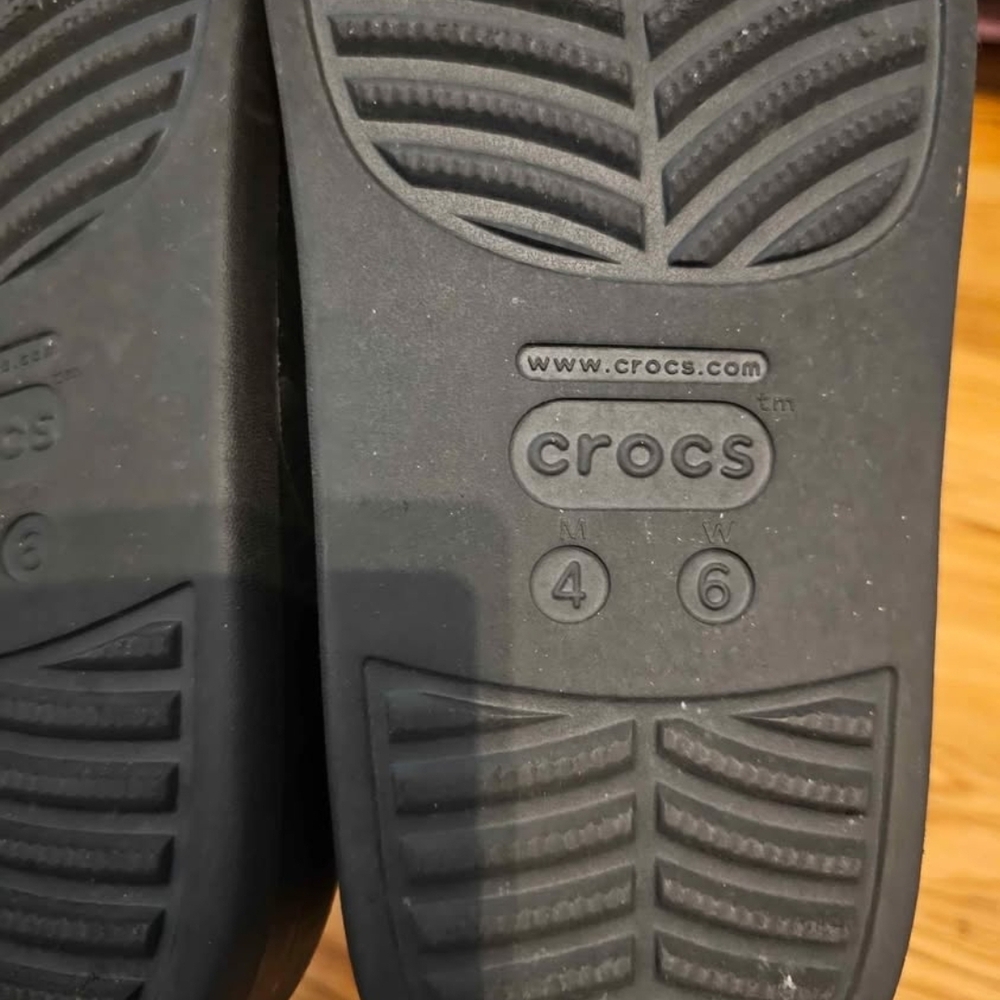 CROCS Classic Black Clogs - Picture 4 of 4